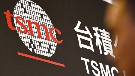 台積電股價近期頻頻走高,金融業持有台積電亦有潛在獲利。圖∕本報資料照片