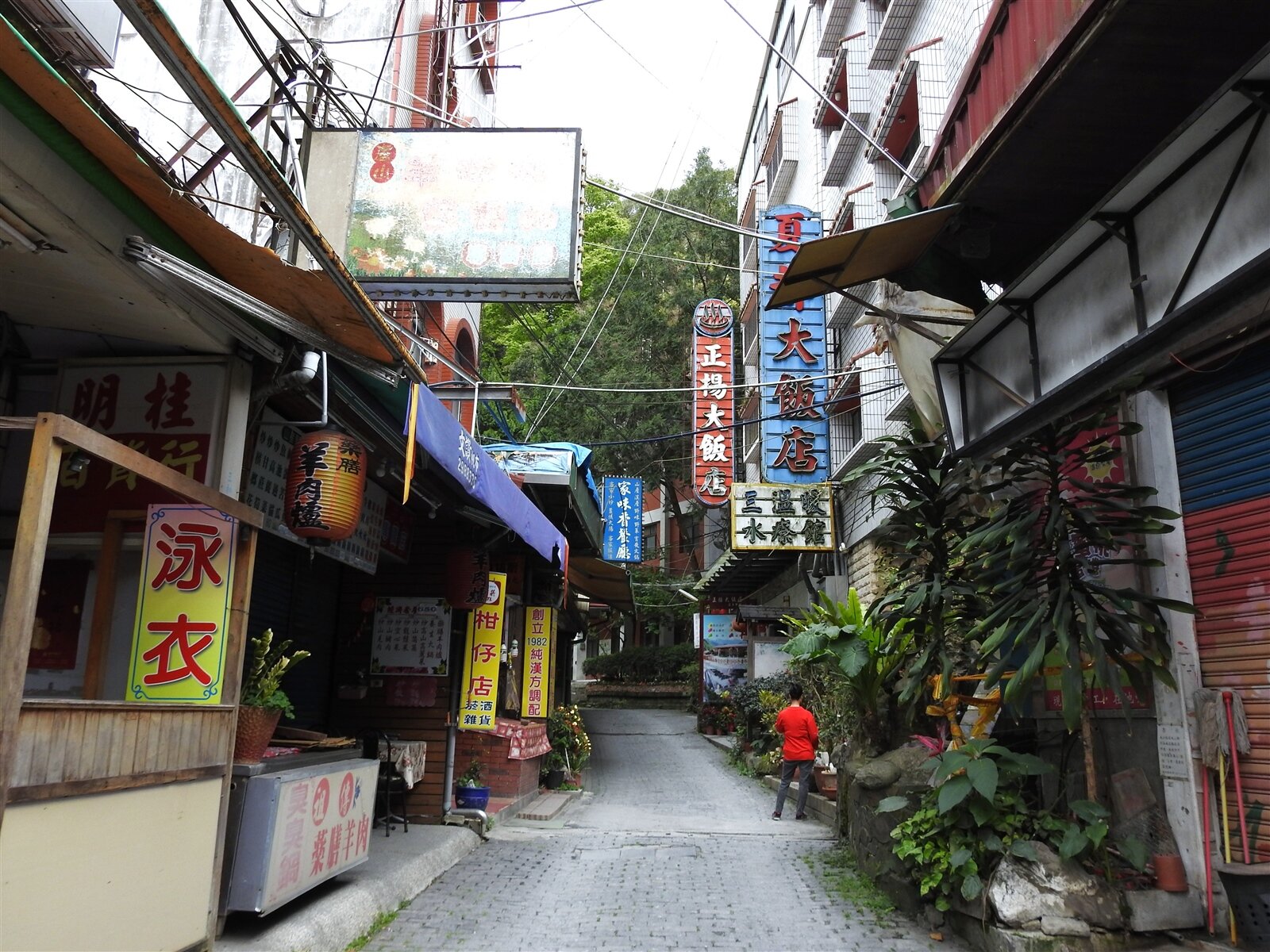 南投仁愛廬山溫泉區受風災及地層滑動影響，有安全疑慮，縣府於2012年公告廢止，當地多數店家已關門停業。記者賴香珊／攝影 