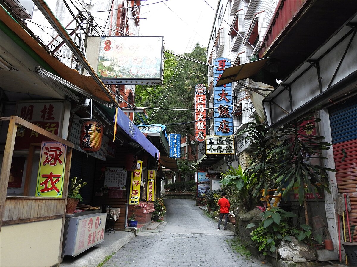 南投仁愛廬山溫泉區受風災及地層滑動影響，有安全疑慮，縣府於2012年公告廢止，當地多數店家已關門停業。記者賴香珊／攝影 