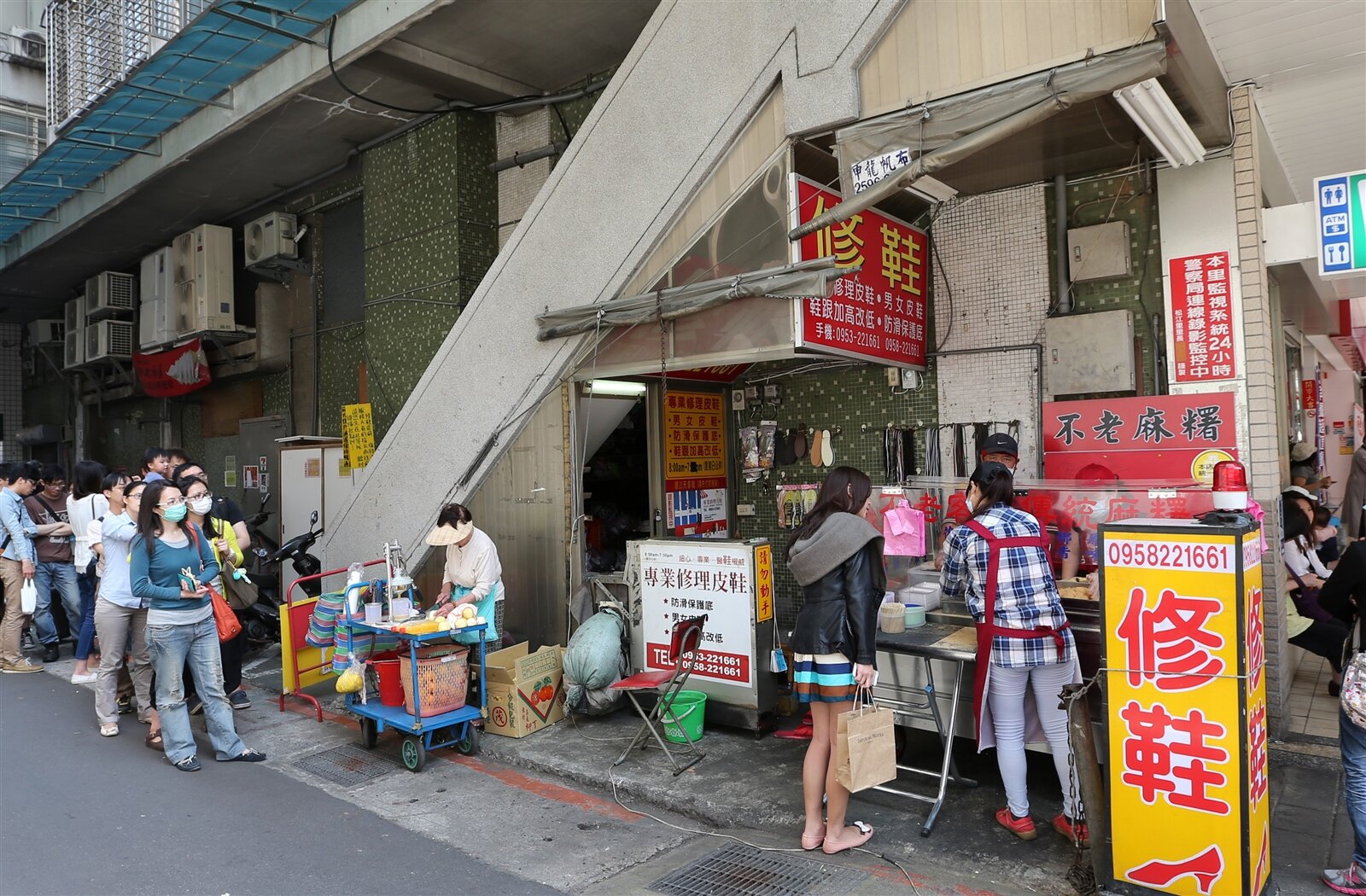 捷運行天宮站周邊排隊美食「不老麻糬」。聯合報系資料照／記者林澔一攝影 