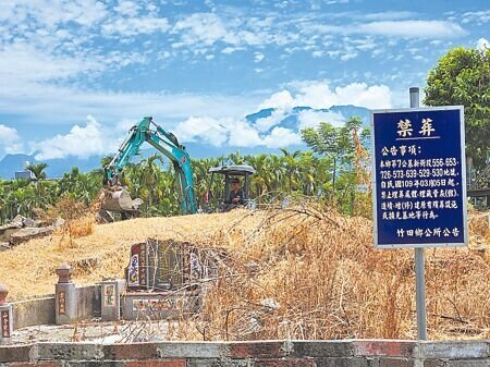 竹田鄉公所18日舉辦第七公墓遷葬開工暨祈福法會,未來朝產創園區方向規畫。(羅琦文攝)