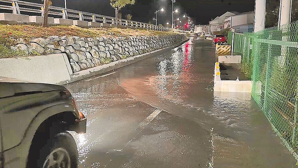 台東市下康樂排水工程施工期間遭逢上游放水,導致豐樂工業區街道積水,車輛行經宛如水上行舟。(民眾提供/蕭嘉蕙台東傳真)