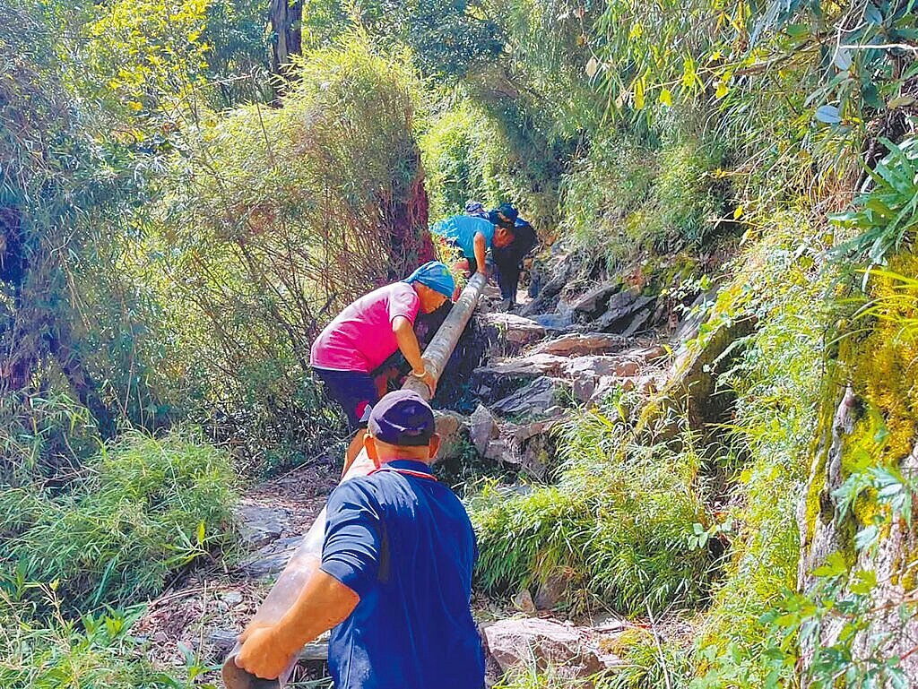 玉山主峰線步道約5.5公里處棧橋遭落石砸斷,開口契約廠商採購並利用現地可用材料,歷時3天迅速修復棧橋。(玉山國家公園提供/楊靜茹南投傳真)