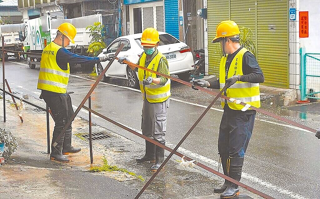 花蓮1名黃姓男子去年7月經法院拍賣購入吉安鄉福興一街6筆道路用地,要求住戶購地遭拒竟設置圍籬影響居民出入,鄉公所接獲陳情後在今年5月依法強制拆除。(花蓮縣吉安鄉公所提供/羅亦晽花蓮傳真)