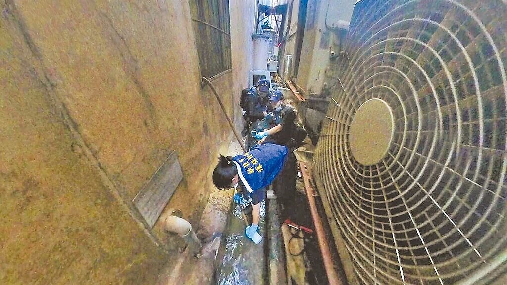 新北市樹林區不肖電鍍業者偷排大量強鹼廢水至潭底溝流域,環保局稽查員15日於汙水放口採樣蒐證。(新北市環保局提供/葉書宏新北傳真)