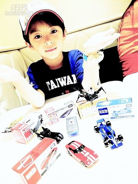 5. Aston喜歡收集玩具車。