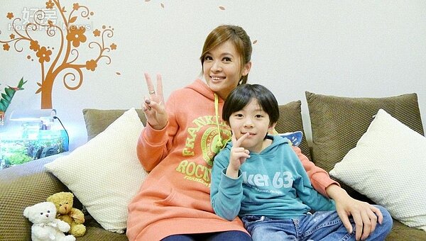 1.王淑麗休假時全程陪伴寶貝兒子Aston。