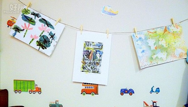 4.兒子房間牆上掛滿自己的畫作。