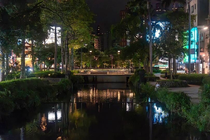 市府藉由「靚亮計畫」改善護城河周邊照明。圖/新竹市工務處提供