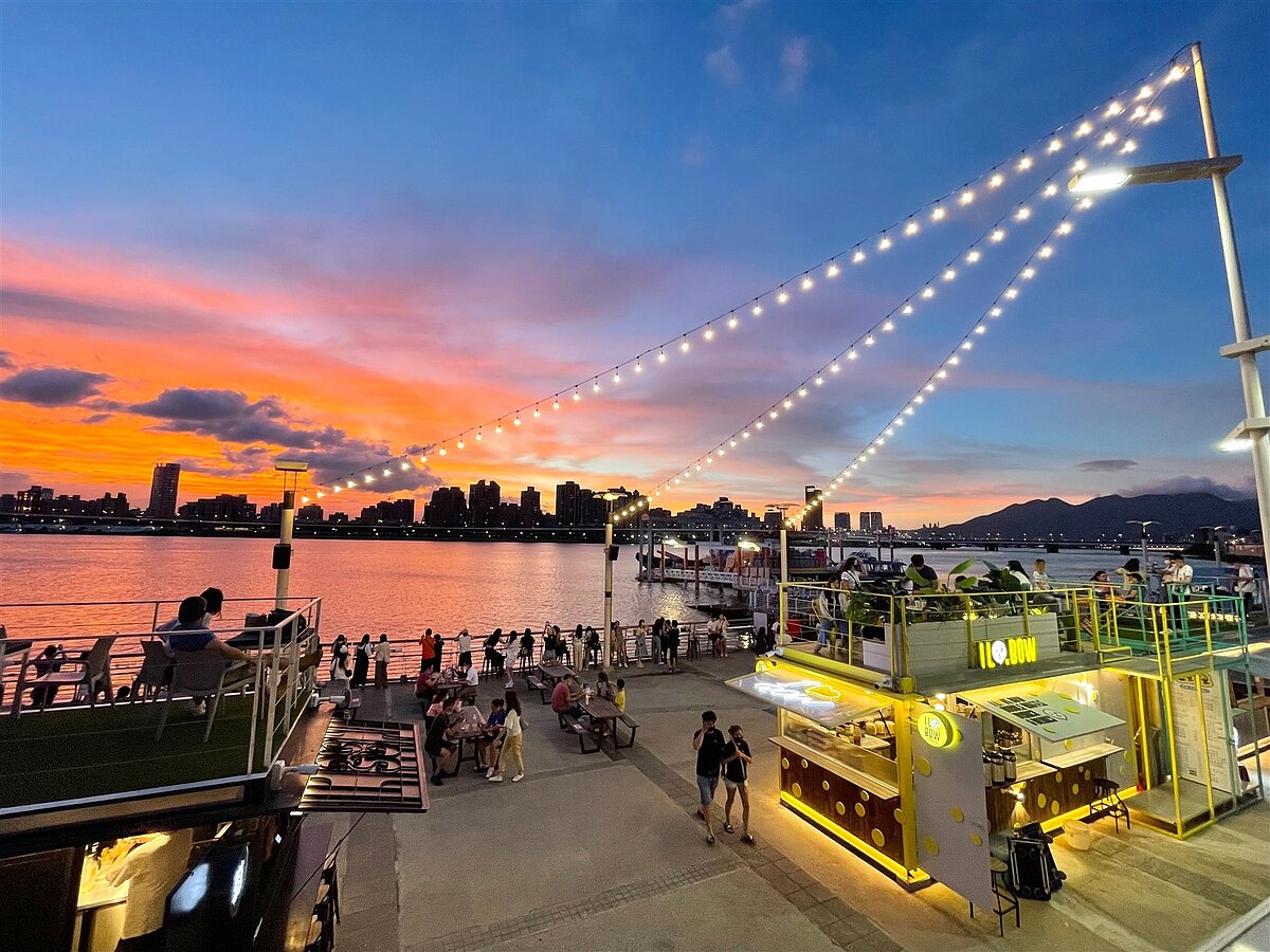 為讓淡水河岸成為更多民眾、觀光客遊憩亮點,北市府推動河岸改造。圖為大稻埕碼頭貨櫃市集/北市觀傳局提供