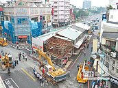 溝上人家拆除　阿嬤痛哭鬧自殺