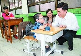 十二年國教首屆國中會考上午登場,台北市長郝龍斌(右)一早與教育局長林奕華(右二)巡視身心障礙考生應試考場,並為考生們加油打氣。 記者潘俊宏/攝影