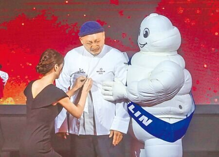 《臺灣米其林指南2025》揭曉,獲新進一星餐廳及米其林綠星大獎的Hosu好嶼(台北)主廚李易晏上台暴哭。(粘耿豪攝)