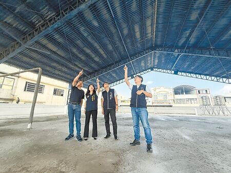 台中市烏日區第一公有市場頂樓遮陽棚以石綿瓦搭建,居民擔心遭毒害,市府19日會勘後,將盡速拆換。(寶智華攝)