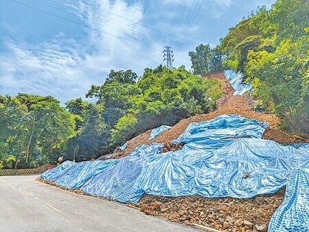 南投縣水里鄉二坪山聯外道路,受颱風影響一度坍塌中斷,崩塌點距高壓電塔僅5公尺,加上清理土方堆置路旁,居民憂二次傷害。(楊靜茹攝)
