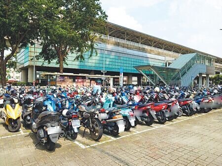 高雄捷運沿線車站,遭民眾抱怨機車停車位難尋,且不少車位都遭鄰近住戶或商家長期占用,民代建議採取收費方式,以提高車位周轉率。(任義宇攝)
