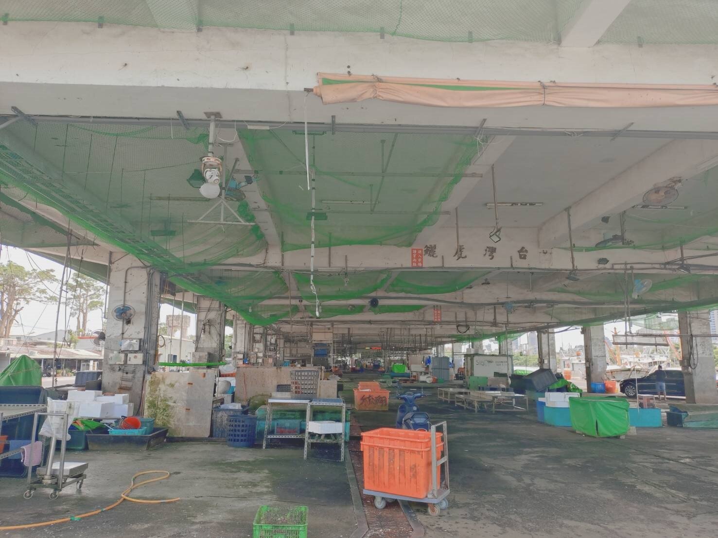 台南市安平魚市場老舊又設備不足,耐震性也弱,因泥塊剝落,天花板用網子覆住。記者鄭惠仁/攝影