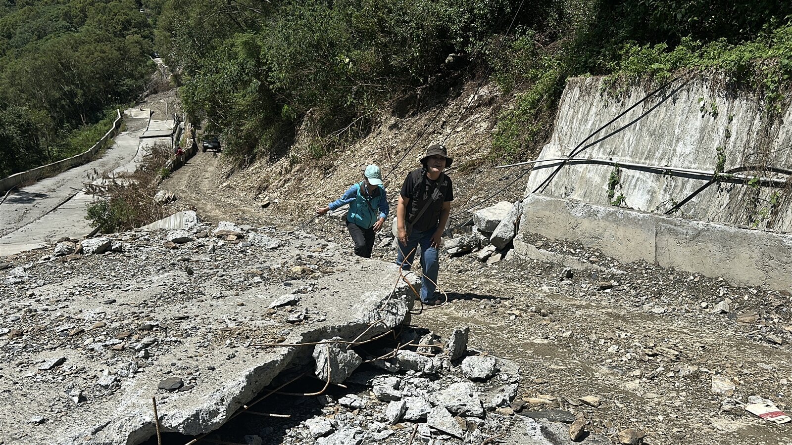 屏東縣三地門鄉大社舊部落受到0728豪雨重創,部落對外唯一聯絡道路遭擠壓變形,立委伍麗華(前)昨會勘,經過部分路段徒步前往。記者劉星君/攝影