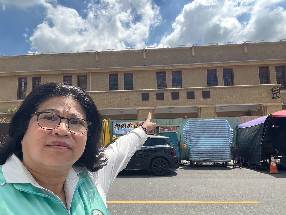 嘉市文化路夜市歷史建築「文化路郵局」修復工程完工未啟用，立委王美惠批工程延宕，圍籬內雜草叢生、垃圾堆積，恐成病蟲溫床，要求中華郵政盡速清理規劃再利用，讓歷史空間早日重生。圖／取自王美惠臉書