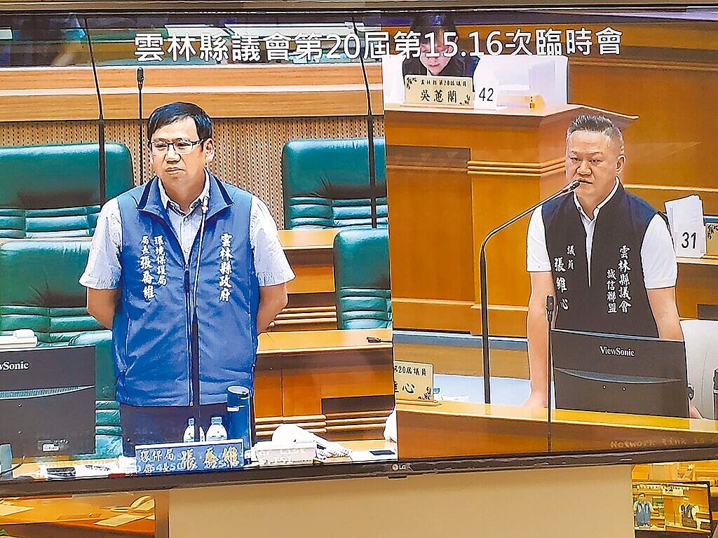 雲林縣議員張維心（右）19日質詢麥寮電廠改燃天然氣發電的工安疑慮，縣環保局長張喬維（左）認為，台灣颱風頻仍、冬季東北季風強勁，呼籲中央在推動能源轉型時，必須審慎評估配比。（雲林縣議會提供／周麗蘭雲林傳真）