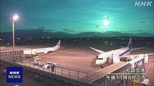 日本放送協會神戶機場的監視攝影機拍到不明光球劃破夜空,引發網路熱議。圖/取自@kazuha828在X的照片
