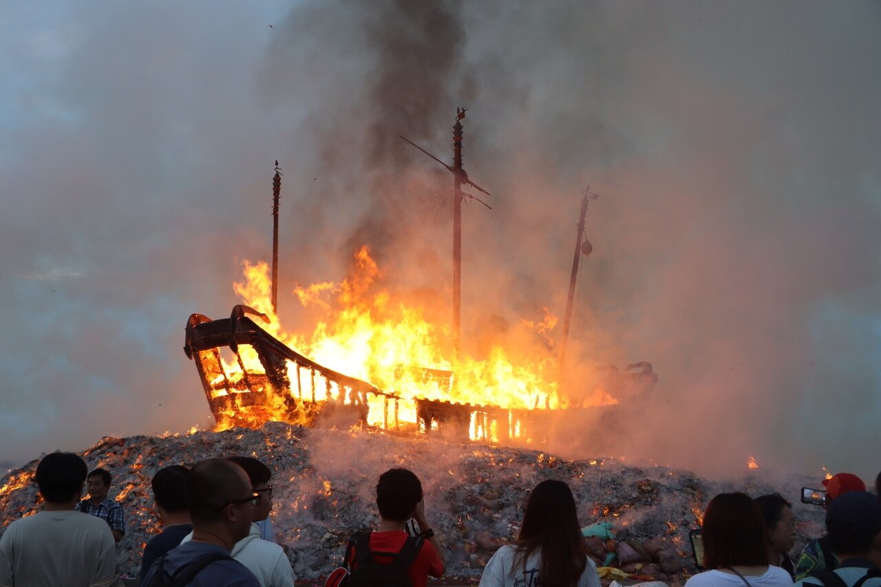 東港迎王平安祭典舉行燒王船儀式，王船在熊熊火光中燃燒，載著千歲爺返回天庭。圖／聯合報系資料照片 