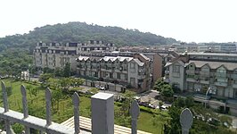 知名影評人膝關節位在內湖的新家，從窗外望出去景觀絕佳。（膝關節提供）