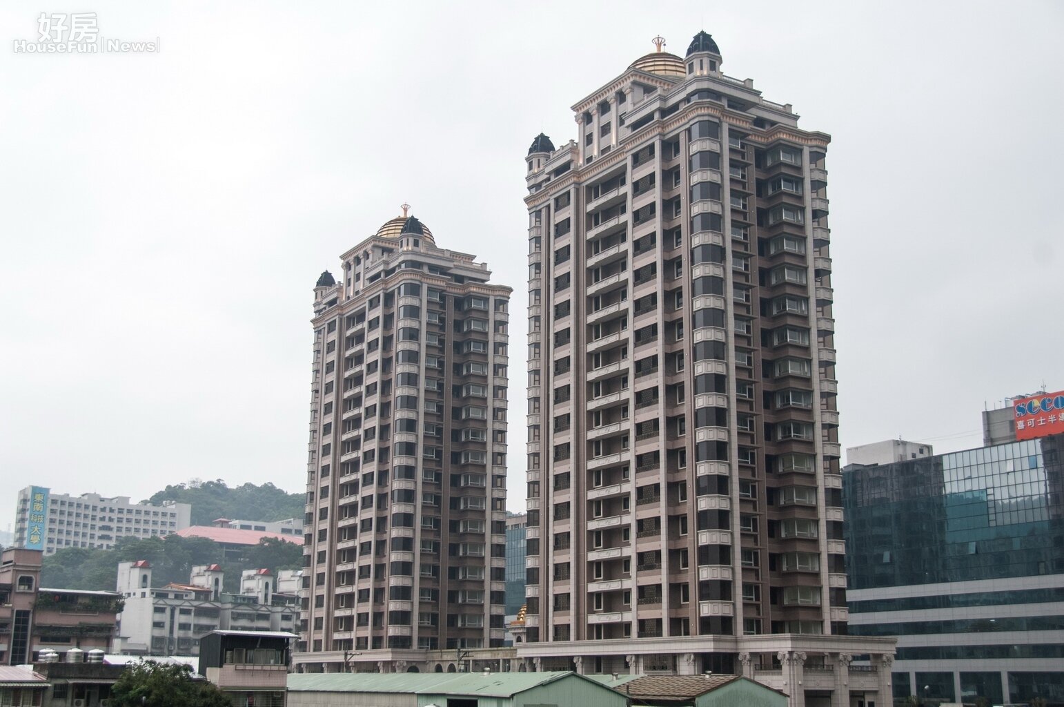 位於深坑東南科技大學山下與北二高旁的帝品苑,豪華的外觀有深坑帝寶之稱,帝品院的出現拉抬深坑房價(好房記者張聖奕/攝影)