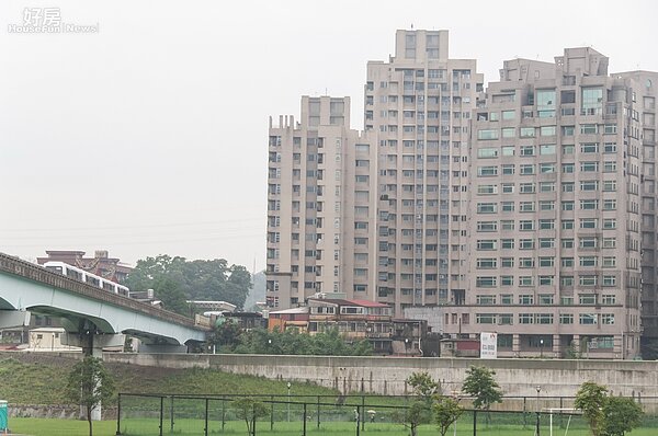 交通便利景觀美麗有綠地、捷運,附近又有高速公路的集合式社區住宅,成為許多民眾搶進的指標房屋(好房記者張聖奕/攝影)