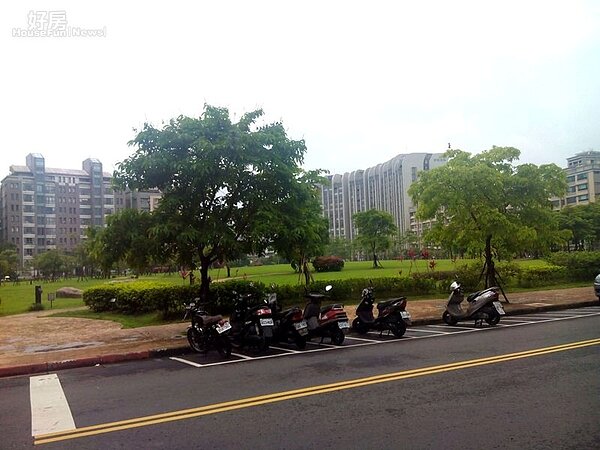 4「世貿橘園」大門口正前方是一大片綠地,「溫哥華花園」豪宅就在正前方。