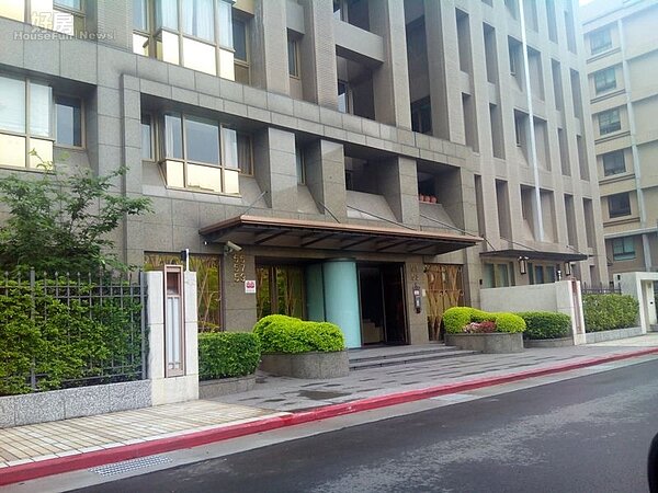 2一樓大門樸實高雅,不失豪宅大器。