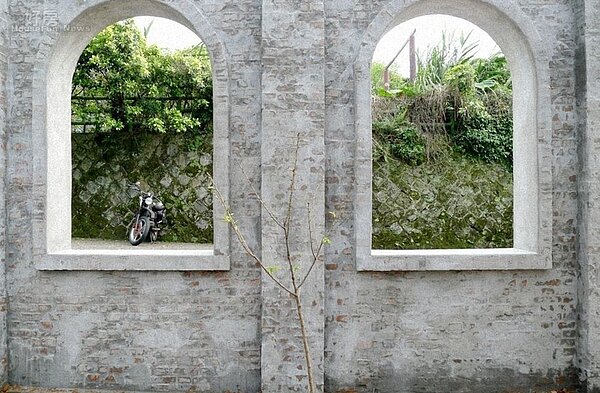 
５．尚未完工的外牆設計走頹廢和新古典風格。