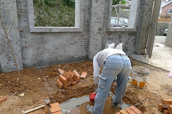 
６．花園挖出日後烤肉用的爐灶區。