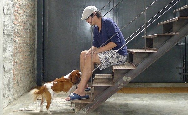 
７．保留老屋的紅磚牆，樓梯是他與愛犬玩耍的角落。
