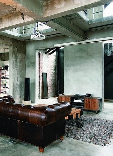 
２．客廳的天花板很豪邁地鑿出天井採光。