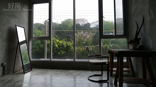 
３．大片的落地窗將綠意盡收眼底。