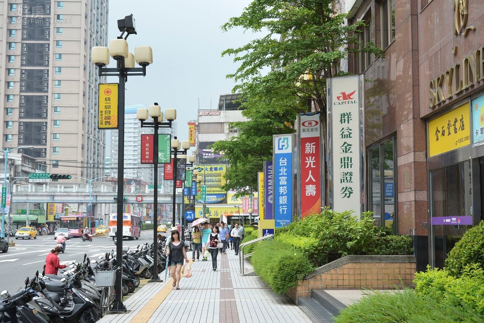 新店區的銀行街,銀行群聚照。(好房News記者 陳韋帆/攝影)