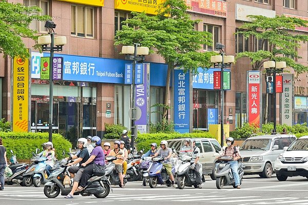 新店區的銀行街,銀行群聚照。(好房News記者 陳韋帆/攝影)