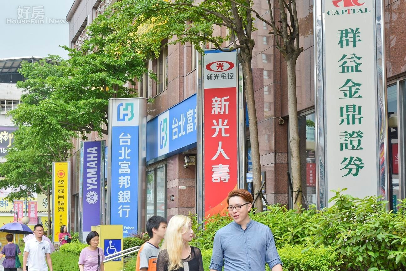 新店區的銀行街,銀行群聚照。(好房News記者 陳韋帆/攝影)