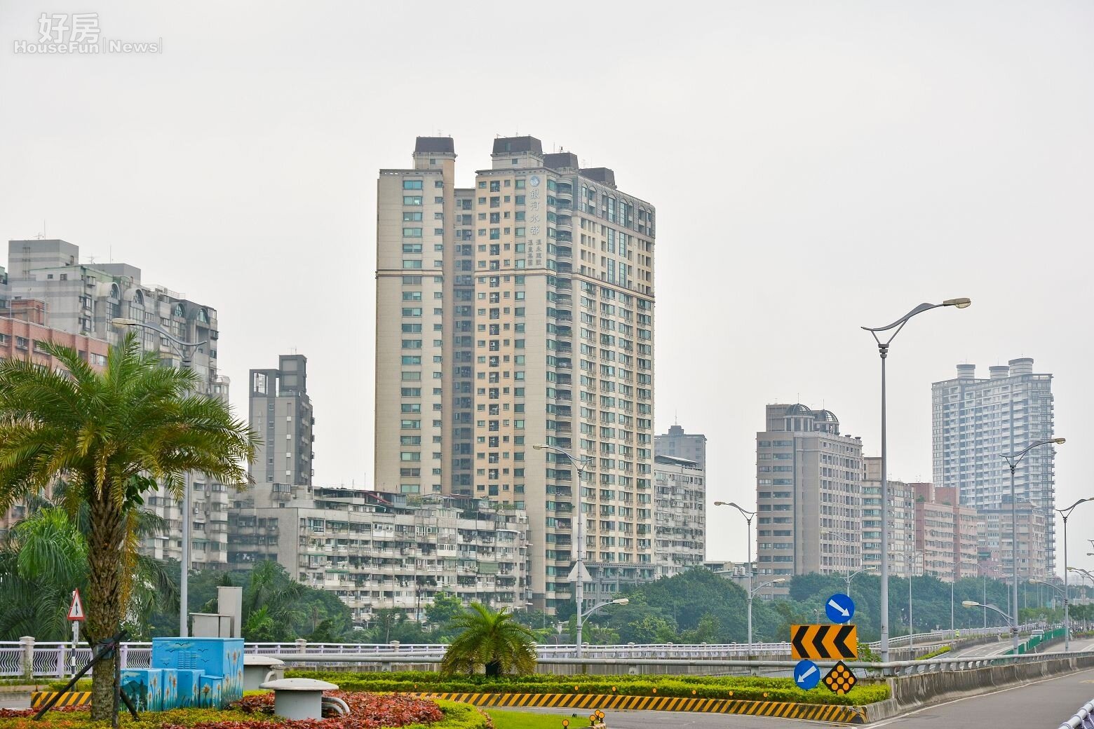 中和區秀朗橋旁水岸豪宅區,待捷運秀朗橋站完工後將成為水岸捷運宅。(好房News記者 陳韋帆/攝影)
