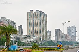 橋墩附近的住宅部分樓層景觀受阻，且汽機車來往噪音汙染甚大，加上汽機車排放廢氣的空氣汙染大大降低居住品質。（圖文/好房News記者 陳韋帆）