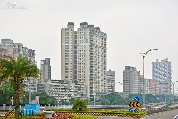 中和區秀朗橋旁水岸豪宅區,待捷運秀朗橋站完工後將成為水岸捷運宅。(好房News記者 陳韋帆/攝影)