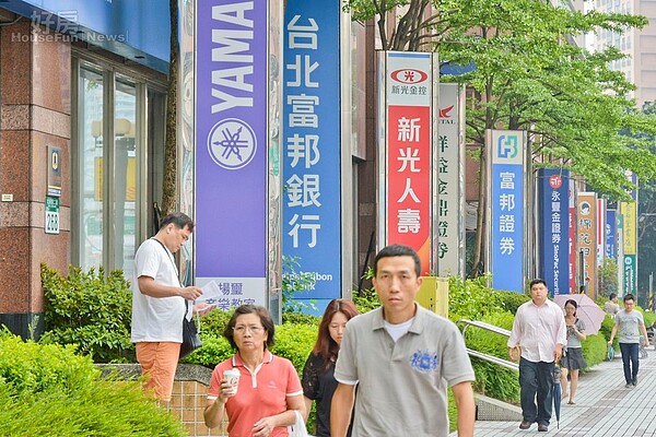 房貸給了85成卻少了寬限期 該選嗎?網友一面倒:根本沒差 新店區的銀行街,銀行群聚照。(好房News記者 陳韋帆/攝影)