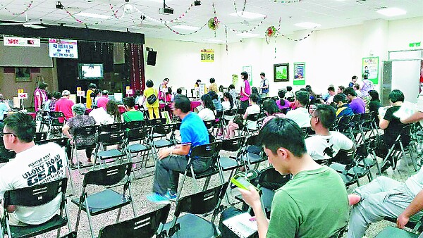 申報個人綜合所得稅進入倒數,南區國稅局台東分局昨湧現報稅人潮。 記者潘俊偉/攝影