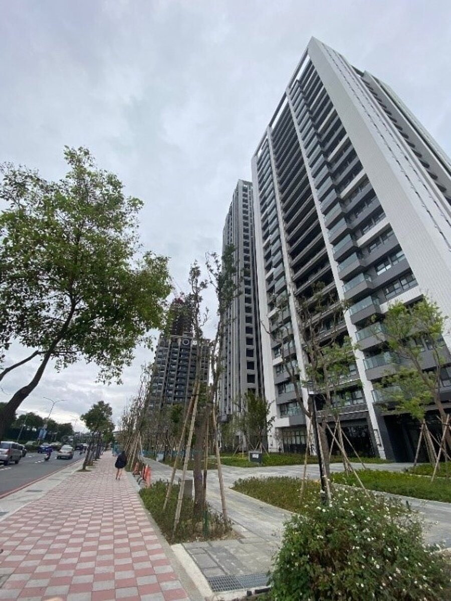 新北市114年第2季預售屋交易 板橋奪雙冠王 板橋區環河西路四段一帶大批預售屋成交,第2季申報件數及成交總金額上漲最多。圖/新北市地政局提供
