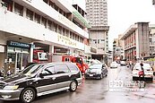 新店行政街違停嚴重　影響救災