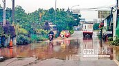 要道下雨就淹　汽機車被迫爭道