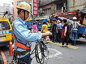 推動纜線地下化　新北剪除未黏貼標章纜線