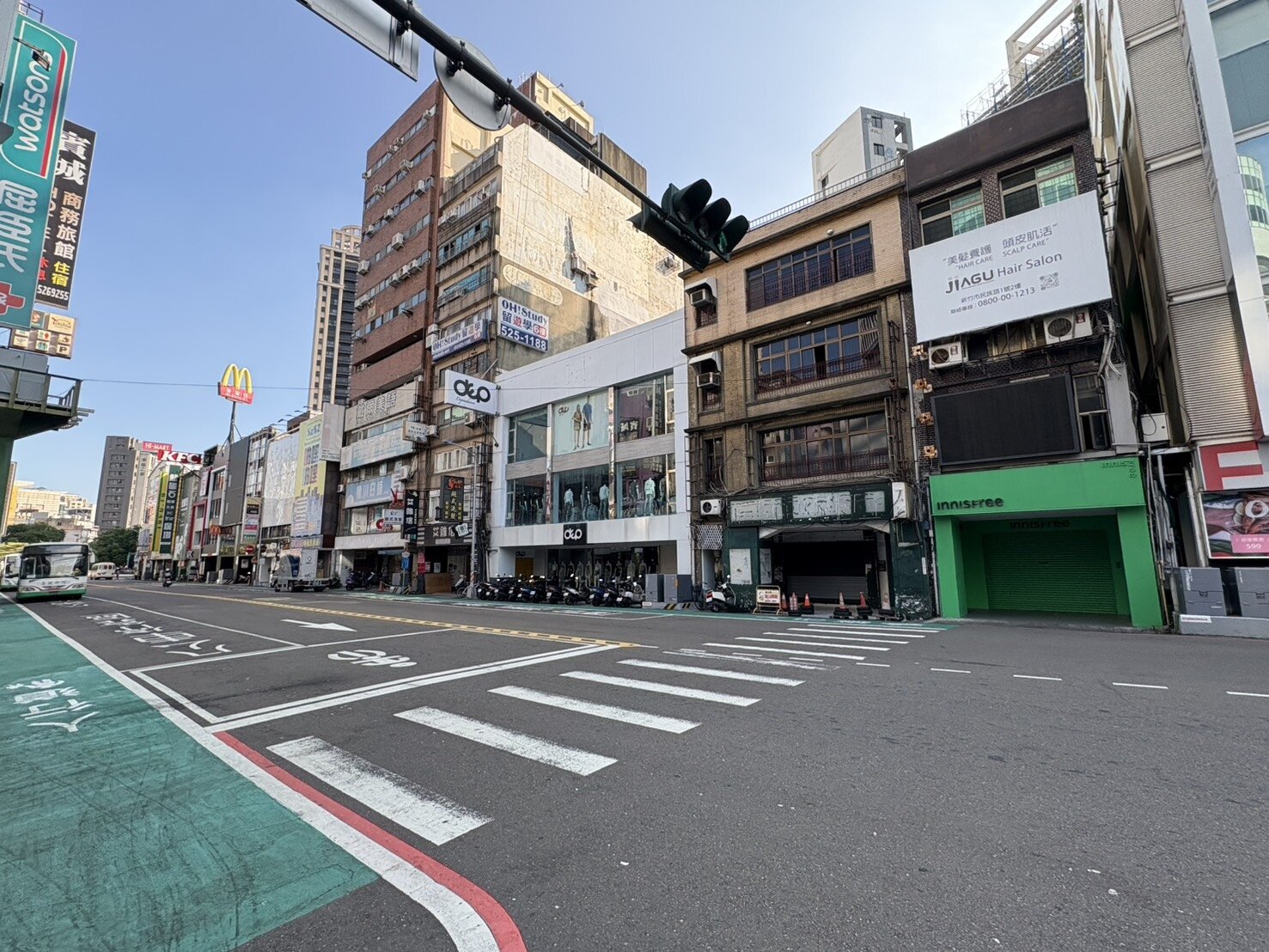 已有超過70年歷史的新竹市舊城區商圈過去曾有竹市百貨商城美名,近年逐漸發展沒落,也成為民眾討論的議題。記者王駿杰/攝影