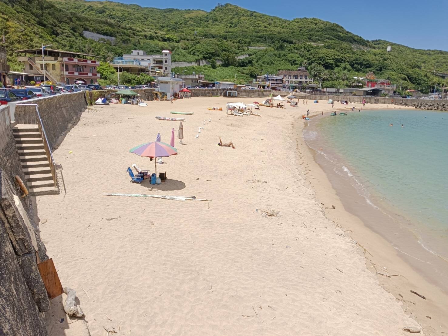 基隆市大武崙沙灘經營出租遮陽傘、帳的業者，被指用傘、帳「圈地」。記者邱瑞杰／攝影 